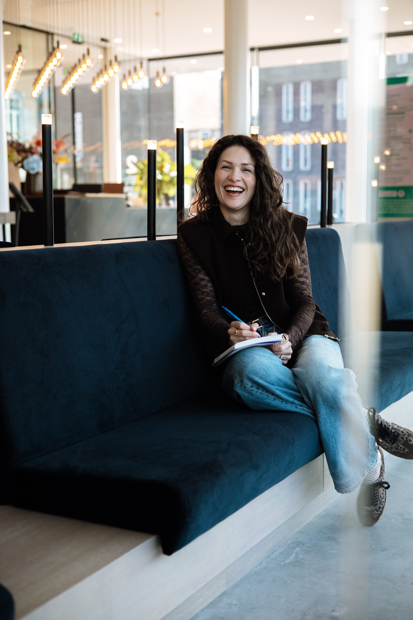 psycholoog Ellis lachend met schrift in handen