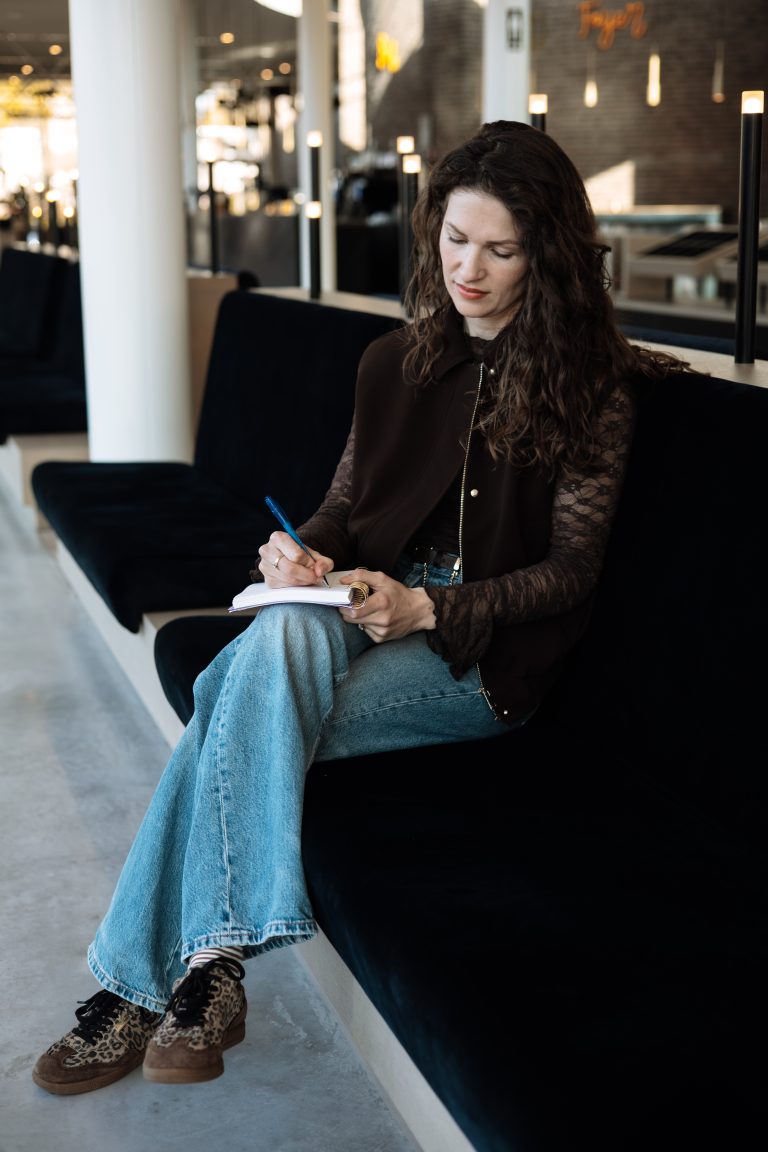 Vrouw schrijft in een notitieboek over het gevoel jezelf kwijt te zijn na grote levenskeuzes
